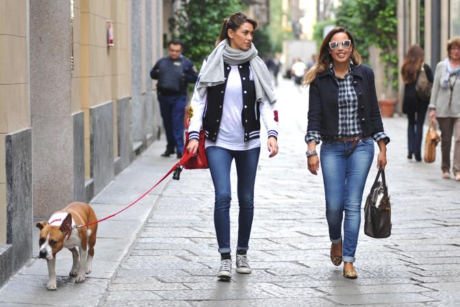 Melissa Satta con il suo cane e un'amica a passeggio per via della Spiga (Olycom)